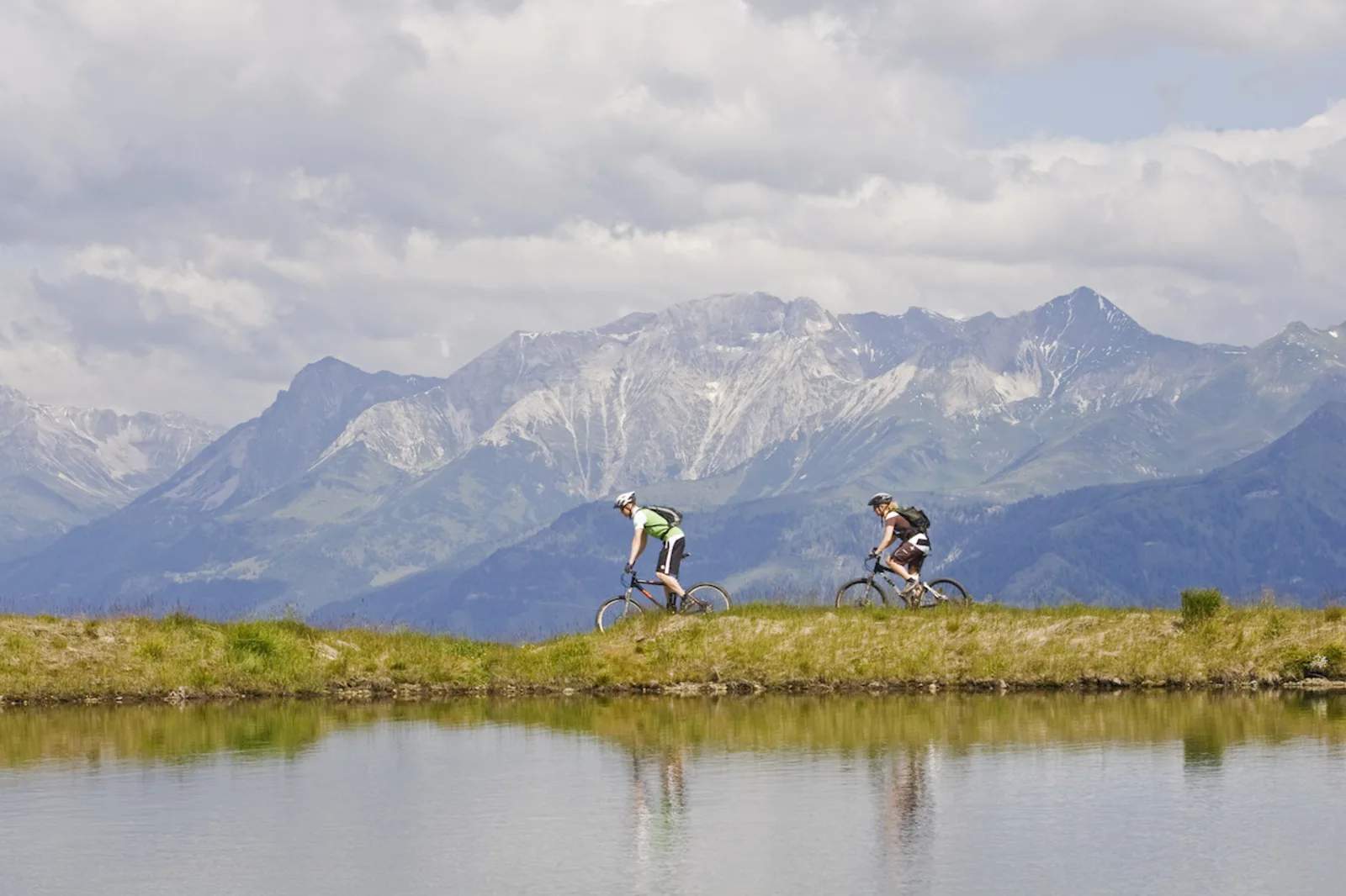 Radfahrer in der Lungauer Berglandschaft