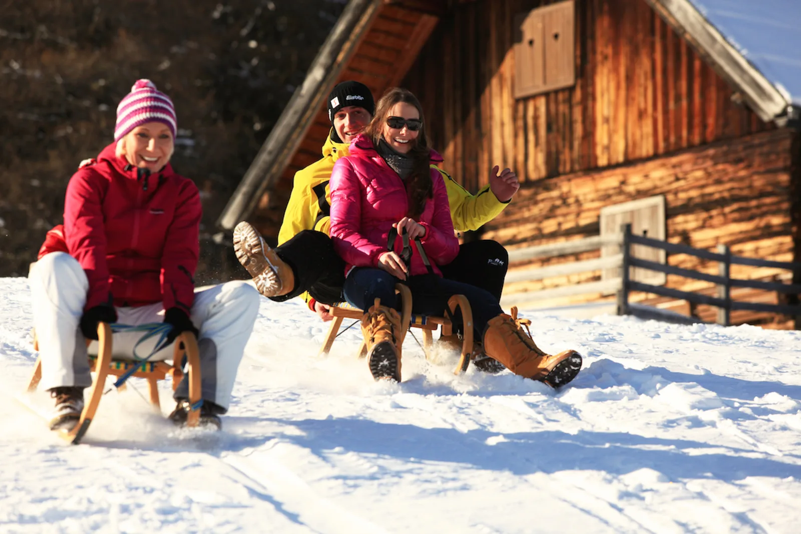 Menschen beim Rodeln im Schnee